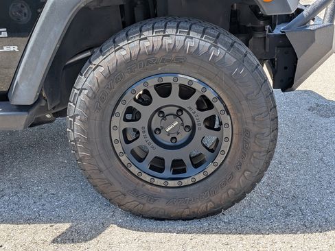 Used 2017 Jeep Wrangler Sport w/ Quick Order Package 24S AWD/4WD image 11