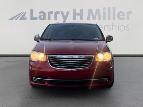 Used 2013 Chrysler Town & Country Touring image 8