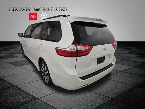 Used 2019 Toyota Sienna XLE w/ XLE Navigation Package image 4