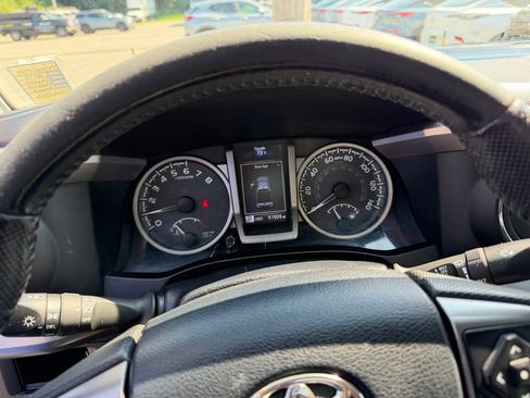Used 2018 Toyota Tacoma SR5 AWD/4WD image 14