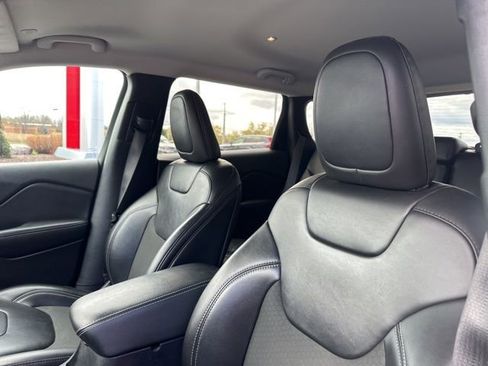 Used 2020 Jeep Cherokee Latitude Plus w/ Cold Weather Group AWD/4WD image 8