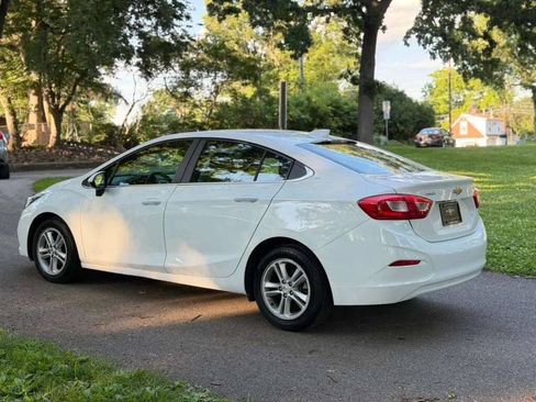 Used 2017 Chevrolet Cruze LT FWD image 4