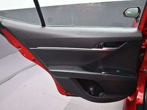 Used 2020 Toyota Camry SE w/ Sunroof Package FWD image 31