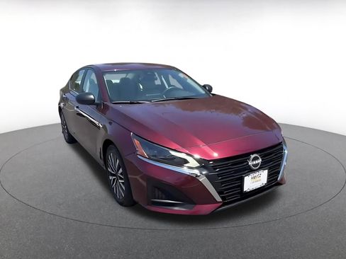 Used 2025 Nissan Altima 2.5 SV FWD image 3