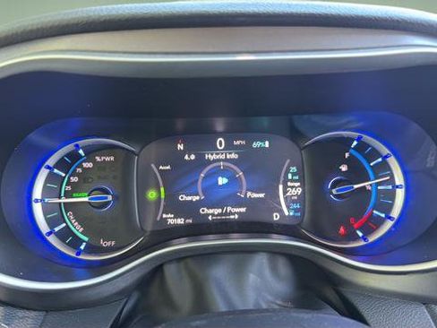 Used 2024 Chrysler Pacifica Limited FWD image 22