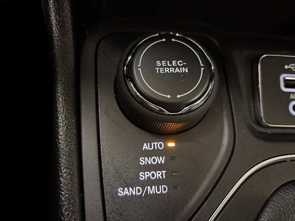 Used 2021 Jeep Cherokee Latitude Lux w/ Comfort/Convenience Group AWD/4WD image 19