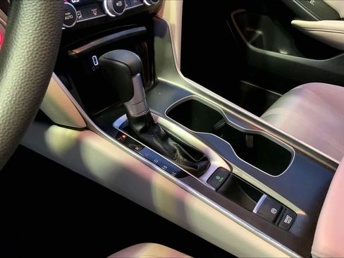 Used 2018 Honda Accord EX image 17