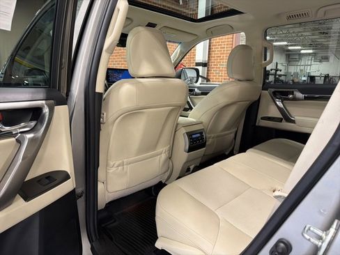 Used 2023 Lexus GX 460 Premium w/ Premium Package image 32