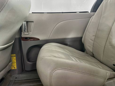 Used 2013 Toyota Sienna XLE FWD image 33
