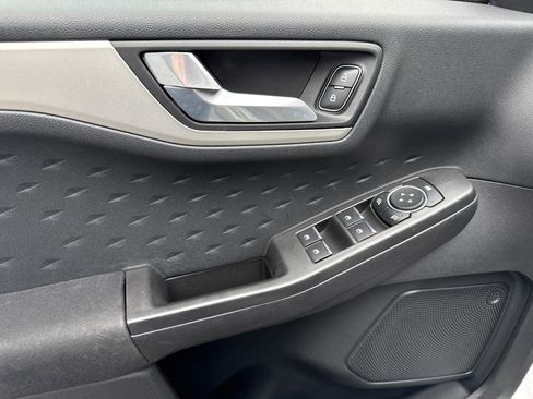 Used 2020 Ford Escape SE image 13