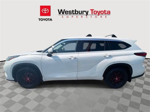 Certified 2021 Toyota Highlander LE image 12