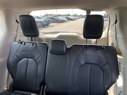 Used 2024 Chrysler Pacifica Touring-L FWD image 17