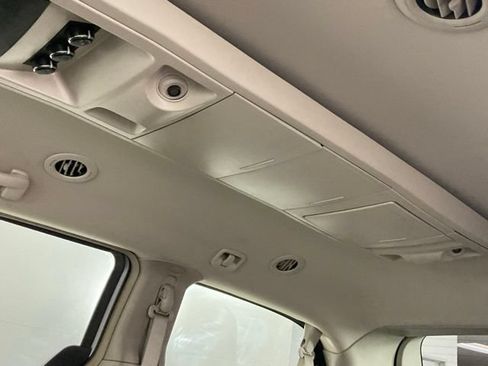 Used 2016 Chrysler Town & Country Touring FWD image 15