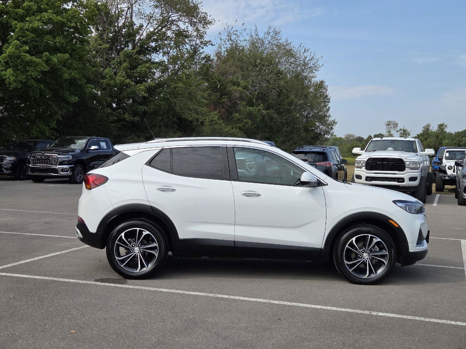 Used 2022 Buick Encore GX Select FWD image 2