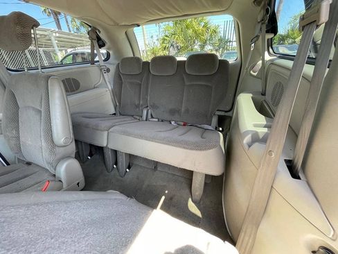 Used 2005 Chrysler Town & Country LX w/ Popular Equipment Group II FWD image 17