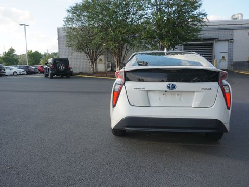 Used 2016 Toyota Prius Three w/ Advanced Technology Package FWD image 4