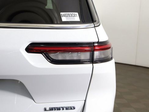 Used 2023 Jeep Grand Cherokee L Limited AWD/4WD image 19