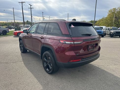 New 2025 Jeep Grand Cherokee Altitude image 4