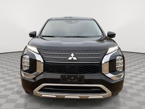Used 2024 Mitsubishi Outlander SE image 2