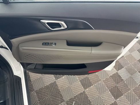 Used 2025 Kia Carnival image 24