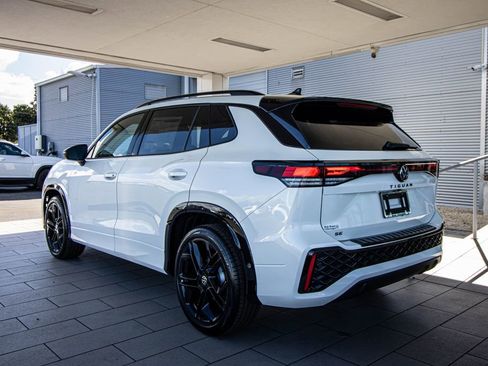 New 2026 Volkswagen Tiguan SE R-Line FWD image 17