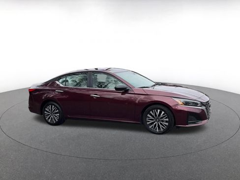 Used 2025 Nissan Altima 2.5 SV image 2