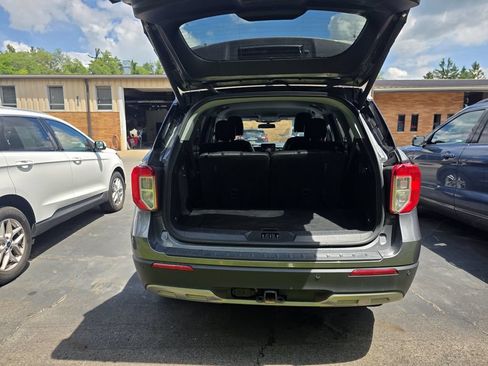 Used 2022 Ford Explorer XLT w/ Equipment Group 202A AWD/4WD image 8