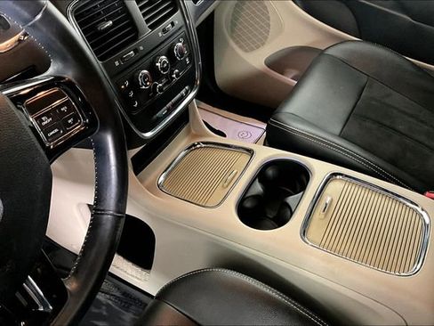 Used 2019 Dodge Grand Caravan SXT image 17