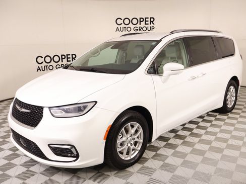 Used 2021 Chrysler Pacifica Touring-L w/ Uconnect Theater Family Group FWD image 11