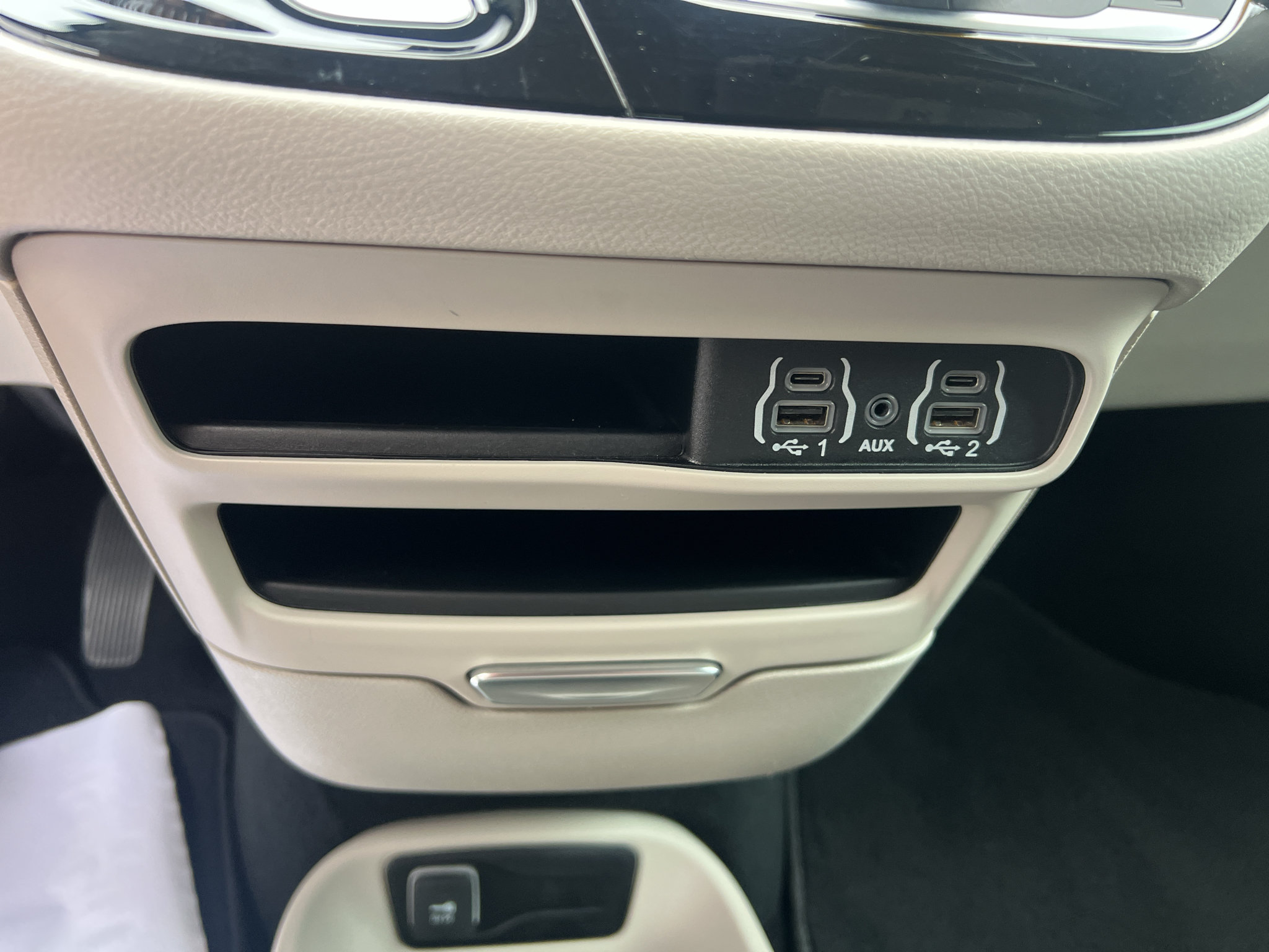 Used 2024 Chrysler Pacifica Touring-L FWD image 34