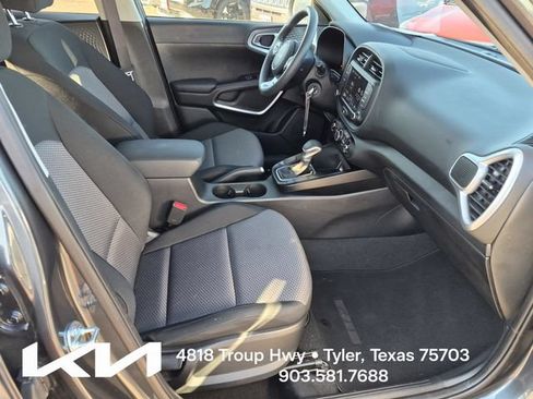 Certified 2025 Kia Soul LX w/ LX Technology Package FWD image 9