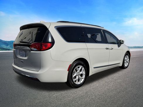 Certified 2017 Chrysler Pacifica Touring-L w/ Tire & Wheel Group FWD image 11