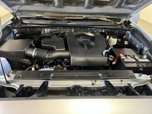 Used 2022 Toyota Tacoma TRD Sport w/ TRD Premium Sport Package AWD/4WD image 23