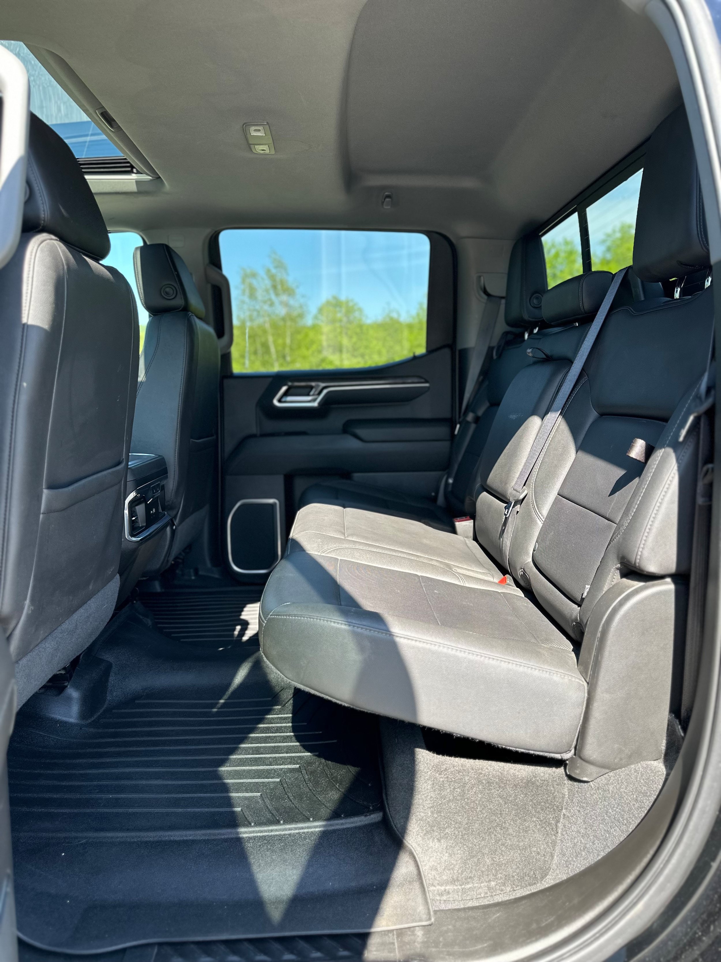 Used 2022 Chevrolet Silverado 1500 LTZ w/ LTZ Premium Package AWD/4WD image 18