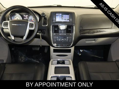 Used 2014 Chrysler Town & Country Touring FWD image 9