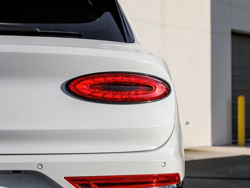 Used 2025 Bentley Bentayga image 13