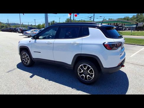 Used 2025 Jeep Compass Trailhawk AWD/4WD image 6