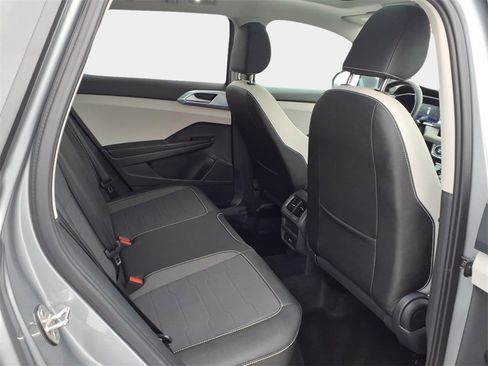 Used 2025 Volkswagen Taos SE w/ Panoramic Sunroof Package image 16