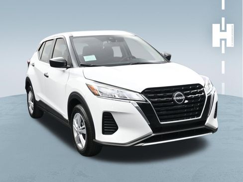 Used 2025 Nissan Kicks Play S image 1