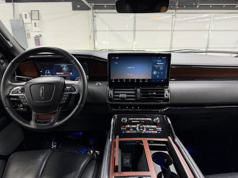 Used 2023 Lincoln Navigator Reserve image 12