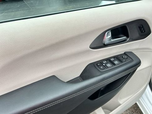 Used 2024 Chrysler Pacifica Touring-L w/ Uconnect Theater Family Group FWD image 30