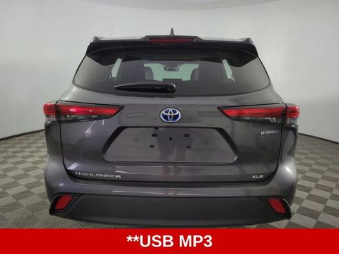 Used 2022 Toyota Highlander XLE AWD/4WD image 6