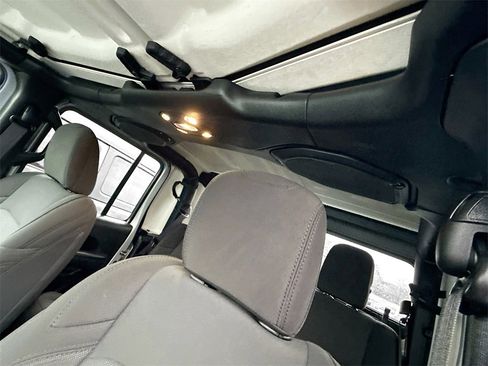 Used 2023 Jeep Gladiator Willys image 19