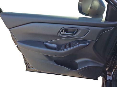 Used 2025 Nissan Rogue S FWD image 23
