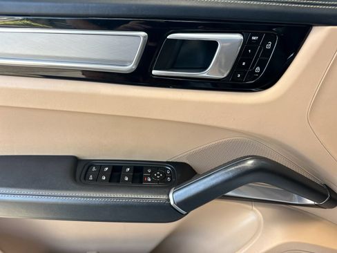 Used 2020 Porsche Cayenne Turbo AWD/4WD image 11