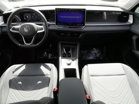 Certified 2025 Volkswagen Tiguan SE AWD/4WD image 10