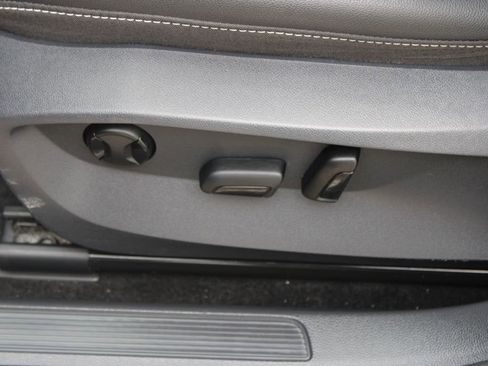 Certified 2023 Volkswagen Taos SE w/ Panoramic Sunroof Package image 10