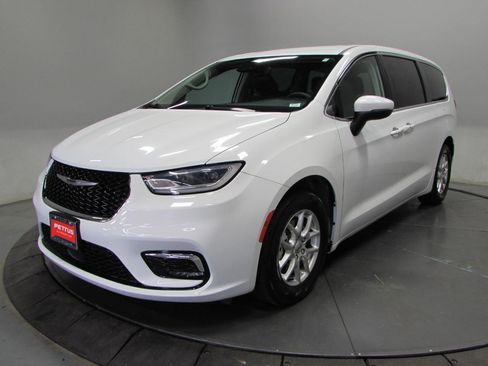 Used 2023 Chrysler Pacifica Touring-L FWD image 3