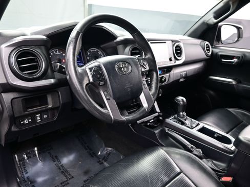Used 2018 Toyota Tacoma TRD Sport image 12
