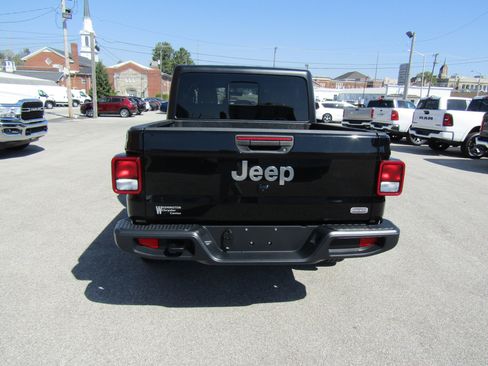Used 2023 Jeep Gladiator Overland AWD/4WD image 4